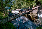 Val Bregaglia, Borgonuovo - Il ponte a funi sulle Cascate dell'Acqua Fraggia.